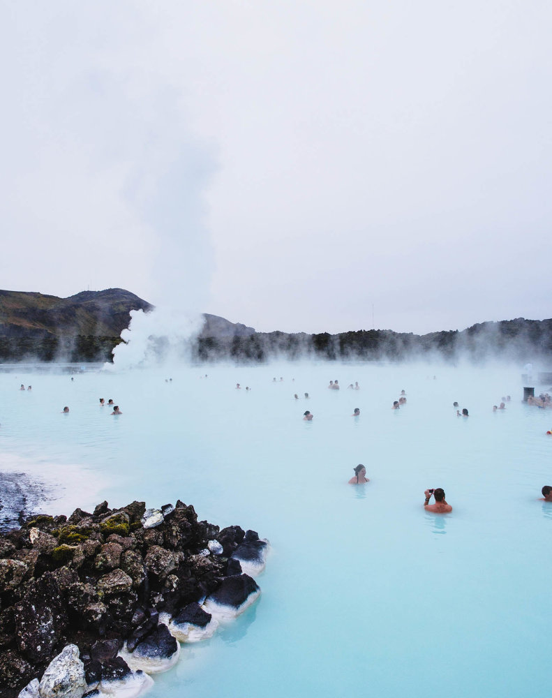 Geotermální lázně The Blue Lagoon se nachází na lávovém poli a jsou napájené vodou z nedaleké geotermální elektrárny Svartsengi.