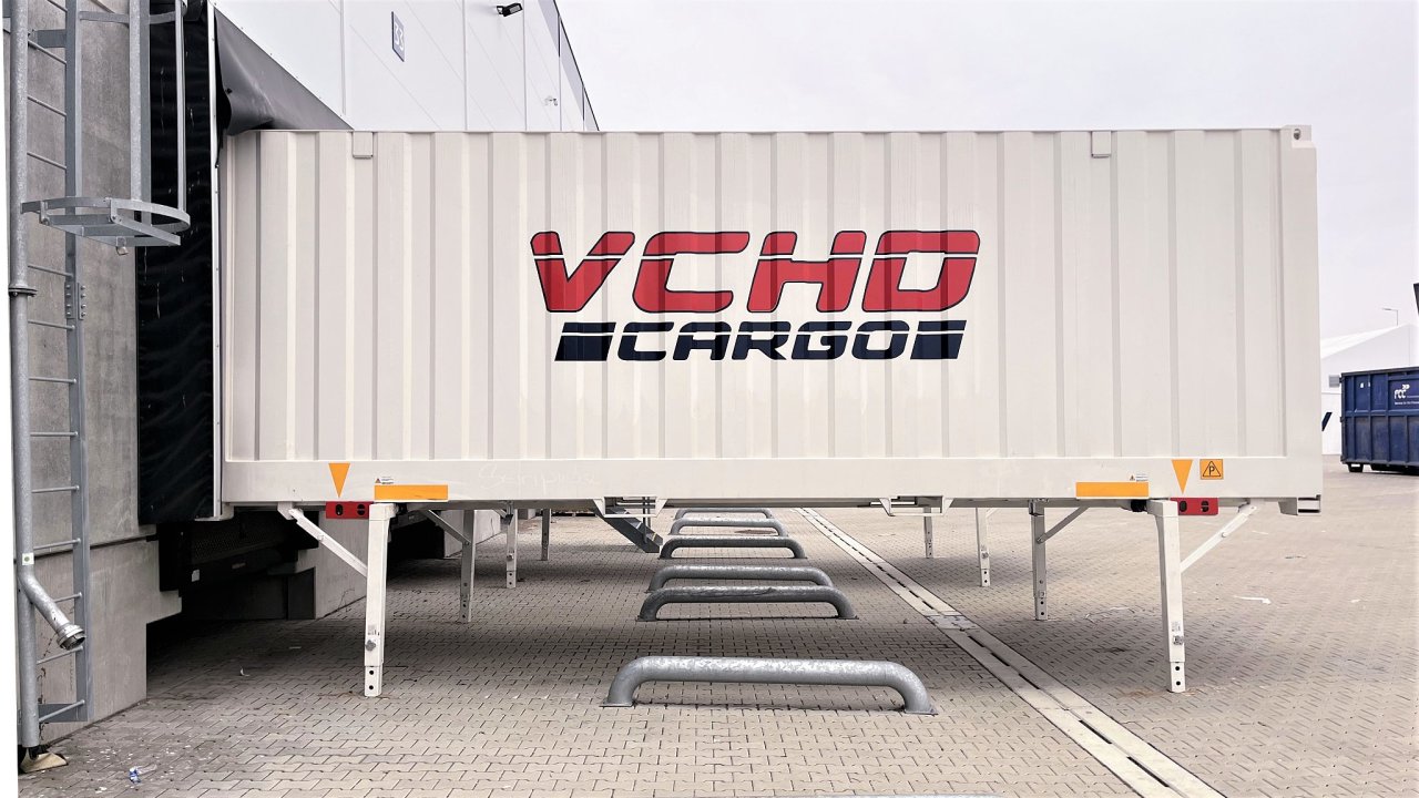 Výměnná nástavba v barvách VCHD Cargo.
