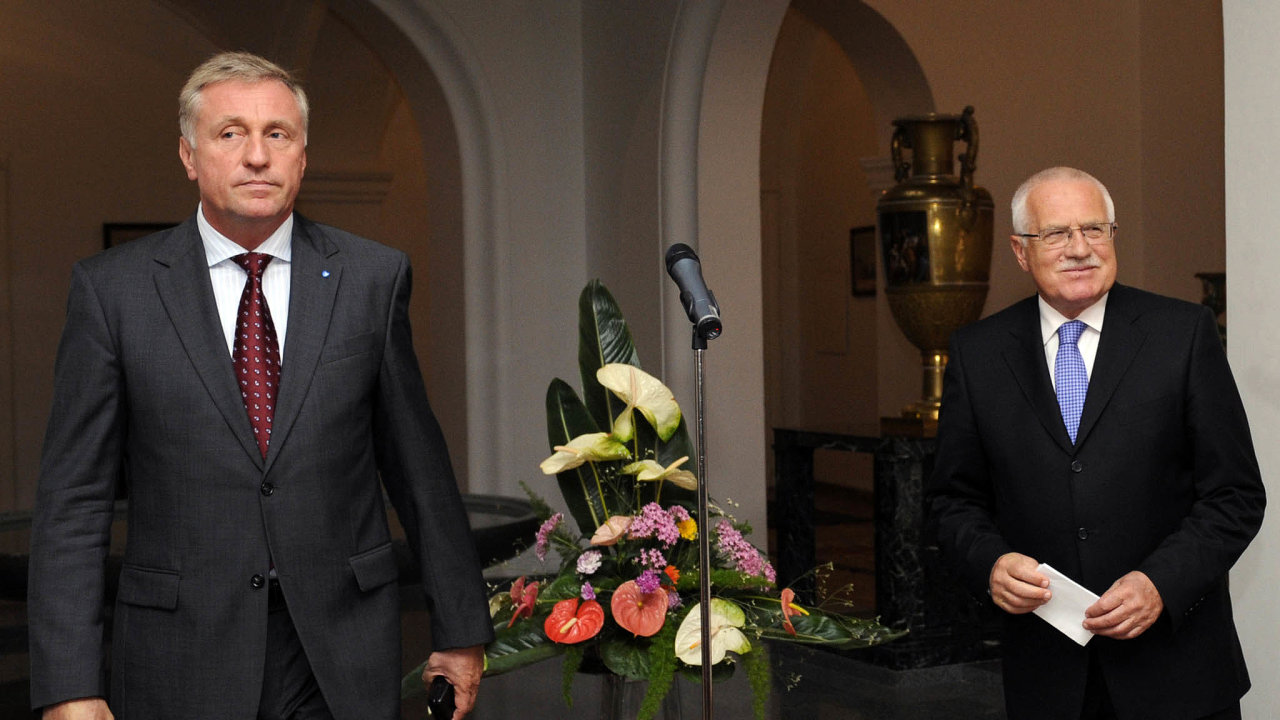 Václav Klaus (vpravo) po volbách v roce 1996 a Mirek Topolánek o deset let později zažili dramatická hlasování o důvěře vládě. Pomáhat jim musela opozice. Fialova vláda to bude mít ve středu snazší.