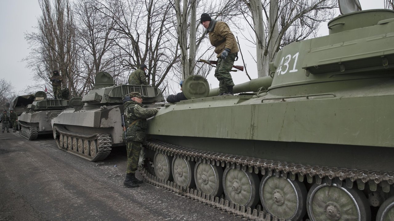 Separatist oznmili, e dokonili staen tkch zbran z ukrajinsk fronty.