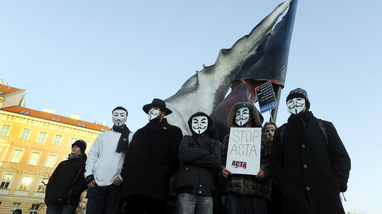 Lid v masce Anonymous na protestu proti ACTA