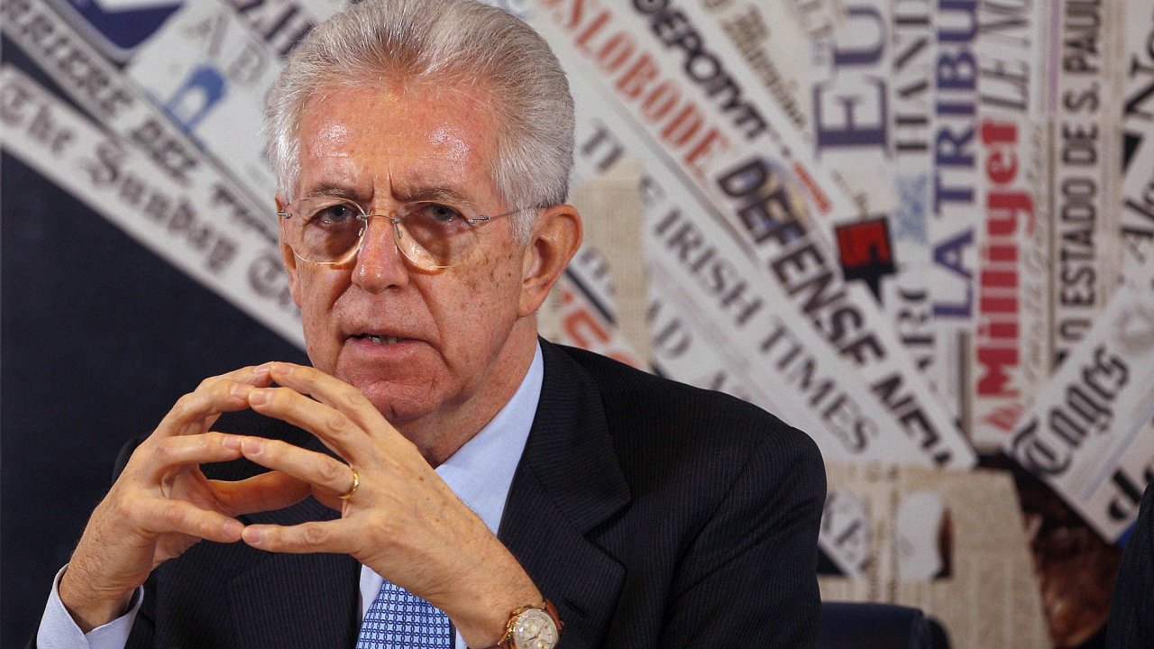 Italsk premir Mario Monti mluv s novini.