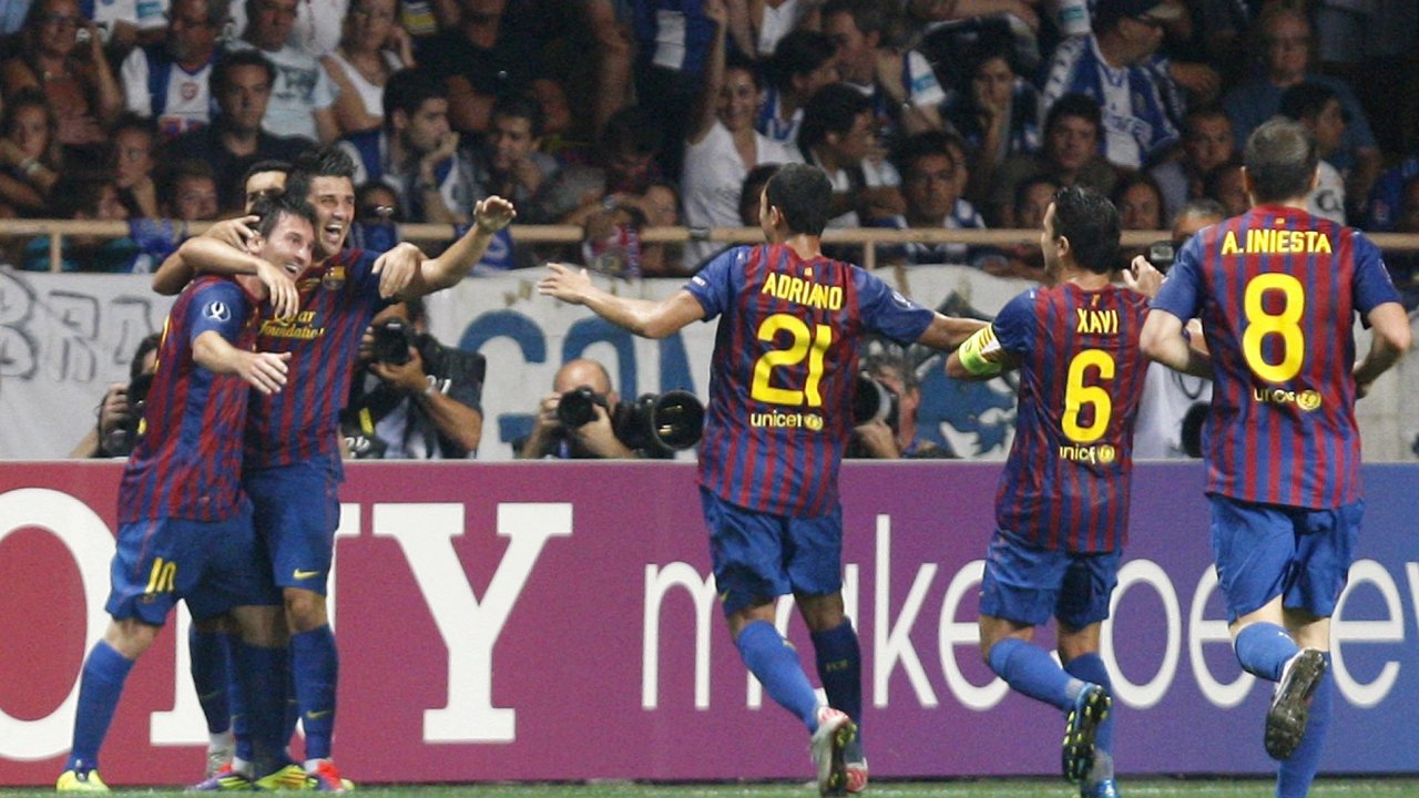 Fotbalist Barcelony se raduj z branky Messiho