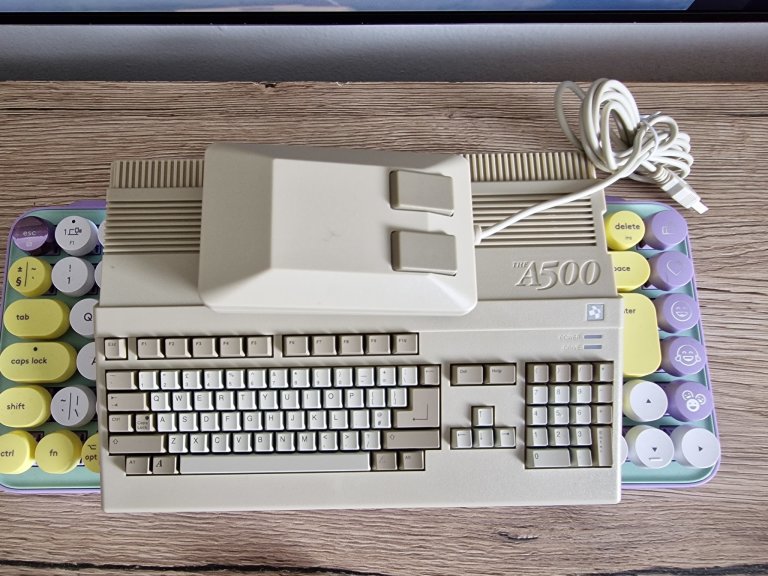 A500 mini je zmen�en� po��ta� Amiga 500 se 25 hrami a spoustou dal��ch mo�nost�
