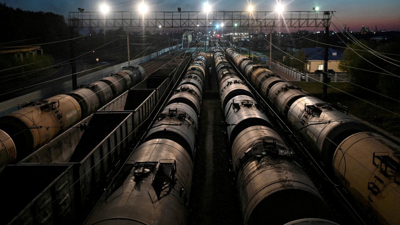 Rusko hledá nová odbytištì pro svoji ropu a ropné produkty. Na snímku cisterny na palivo na železnièním uzlu v ruském Omsku.