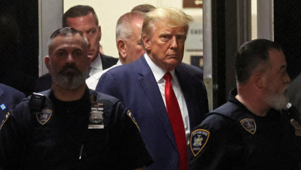 Trump podle obžaloby v desítkách případů falšoval záznamy o podnikání. Hrozí mu nejméně rok vězení