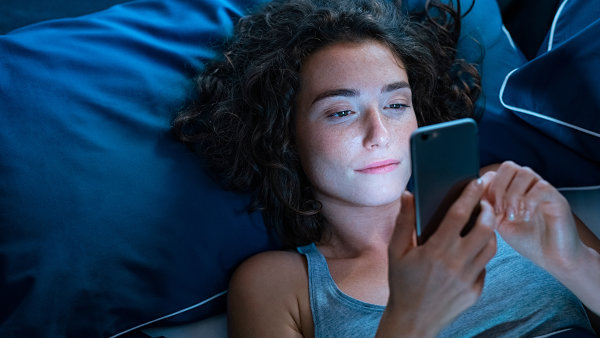Mobily jako zabijáci zdravého spánku. Modré světlo ničí i snahy o hubnutí