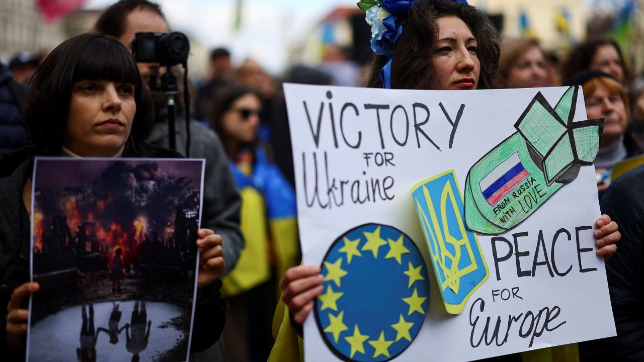 Ukrajina brn Evropu ped Ruskem. Jasn vzkaz demonstrant v Mnichov evropskm politikm na bezpenostn konferenci, aby vc pomohli ukrajinsk armd.