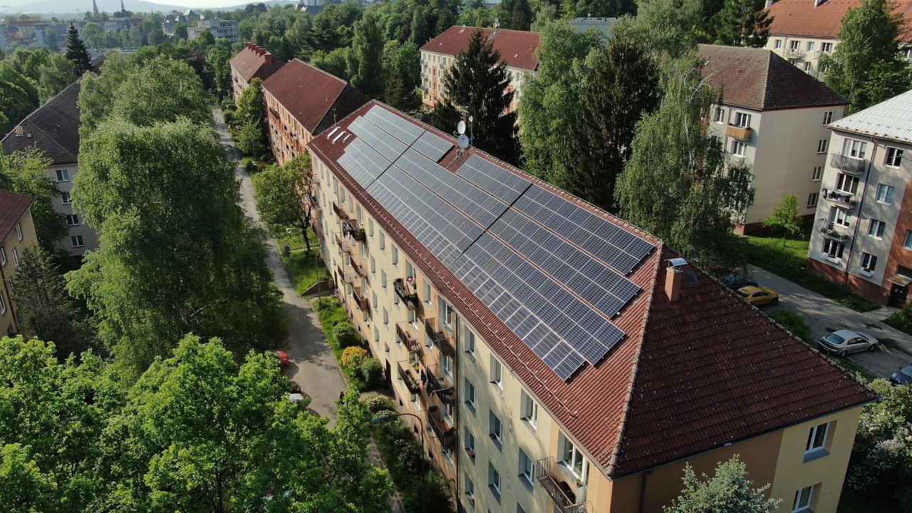 Komunitn fotovoltaika (53 kWp) na bytovm dom v Liberci pro celkem 35 bytovch jednotek. Investice 2,6 milionu korun, z toho dotace z NZ pokryla 980 tisc korun. Nvratnost odhadovna na 6 let.