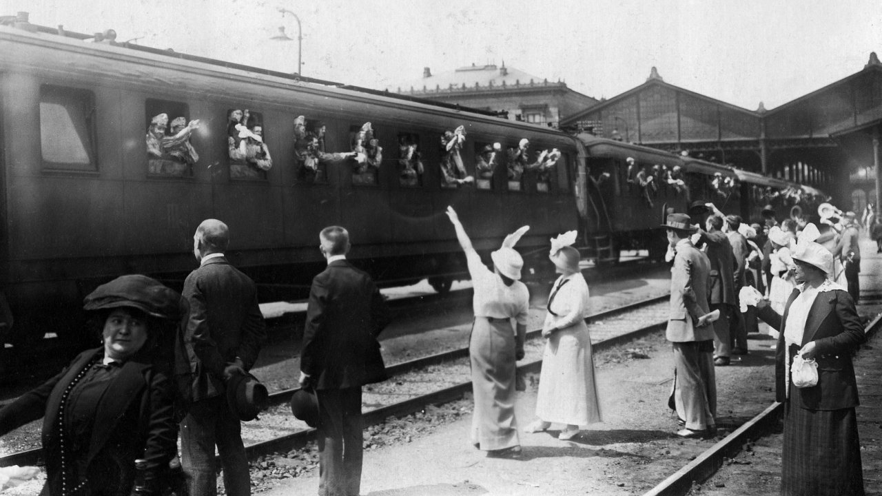 Rodiny se lou na ndra s rakouskmi vojky, kte odjdj na frontu. (Datum vytvoen: 01.08.1914-31.08.1914)