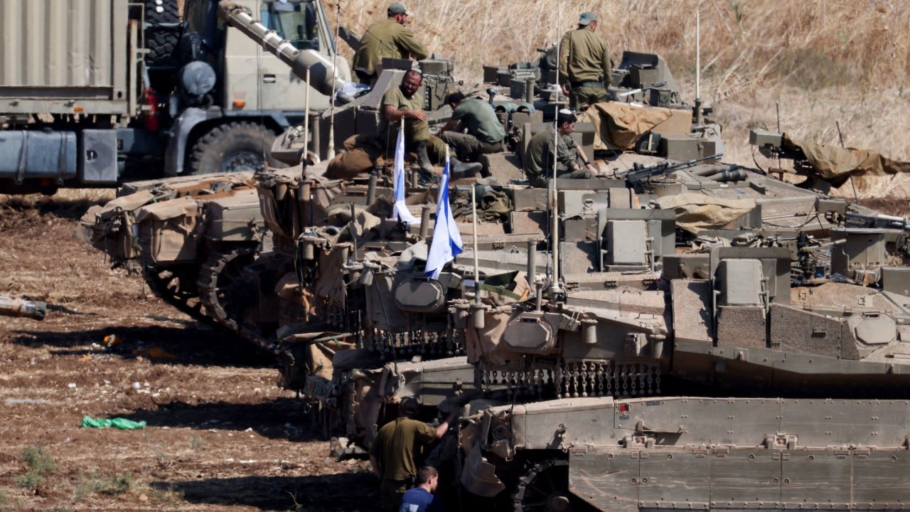 Izraelsk tanky na severu zem, kde se zejm chyst invaze do Libanonu. Zabitm vdce Hizballhu dostal Izrael rnsk spojence pod tlak.