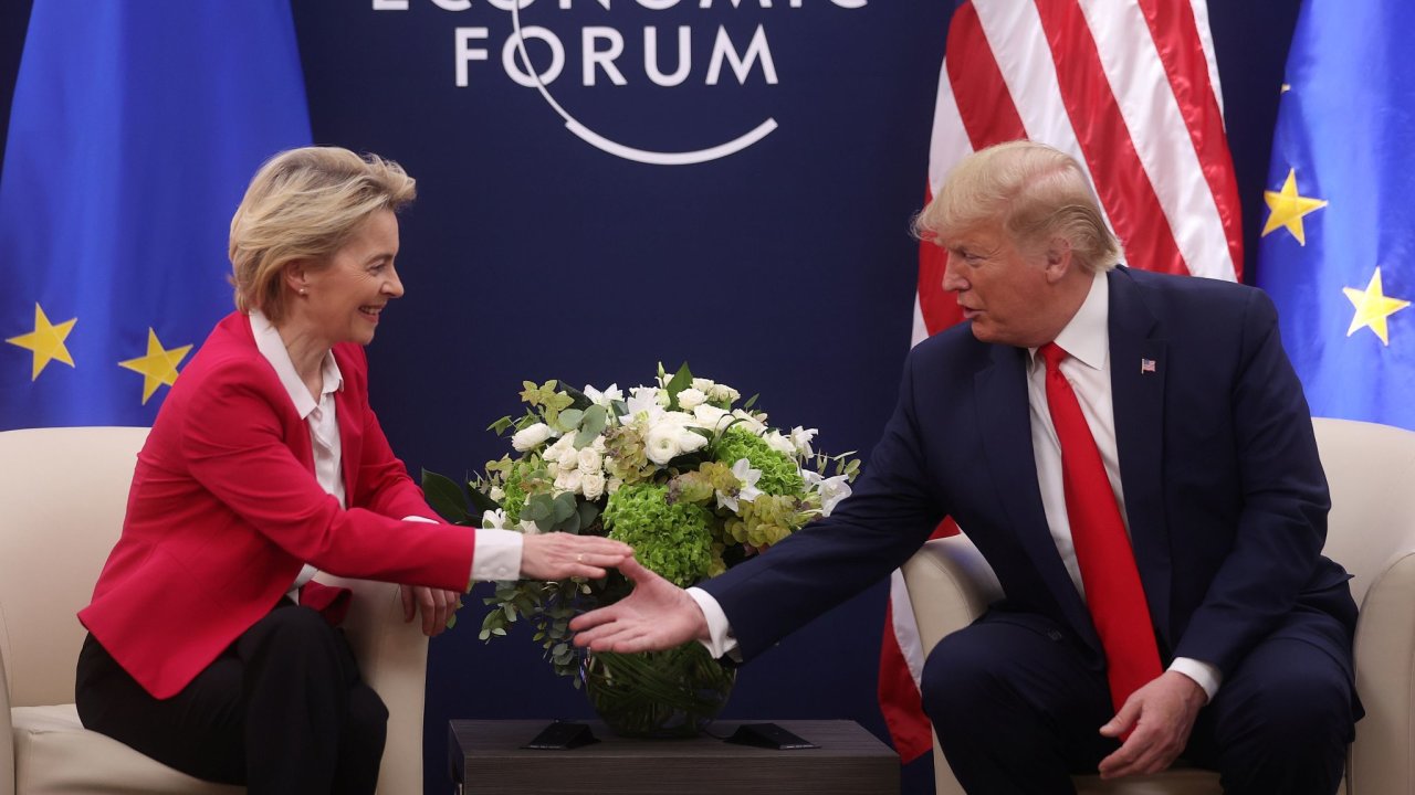 S Trumpem bude o vzjemnm obchodu jednat jmnem zem EU Evropsk komise Na snmku jej pedsedkyn Ursula von der Leyenov.