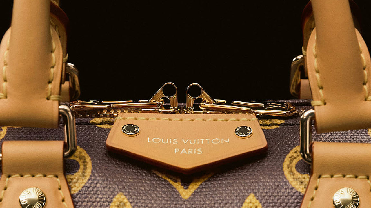 Detail kabelky Louis Vuitton Speedy Trunk ve�v�ro�n�m proveden� Monogram Origine se zlat�m kov�n�m a�uchy z�hladk� p��rodn� k��e.