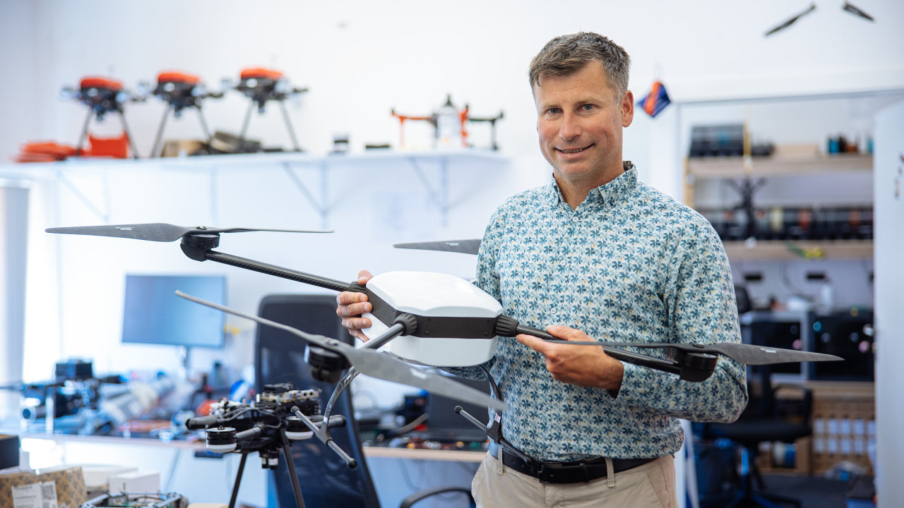 Autonomn� dron F4F RoboCore s�v�m�nn�mi rameny je konstruov�n s�maxim�ln�...