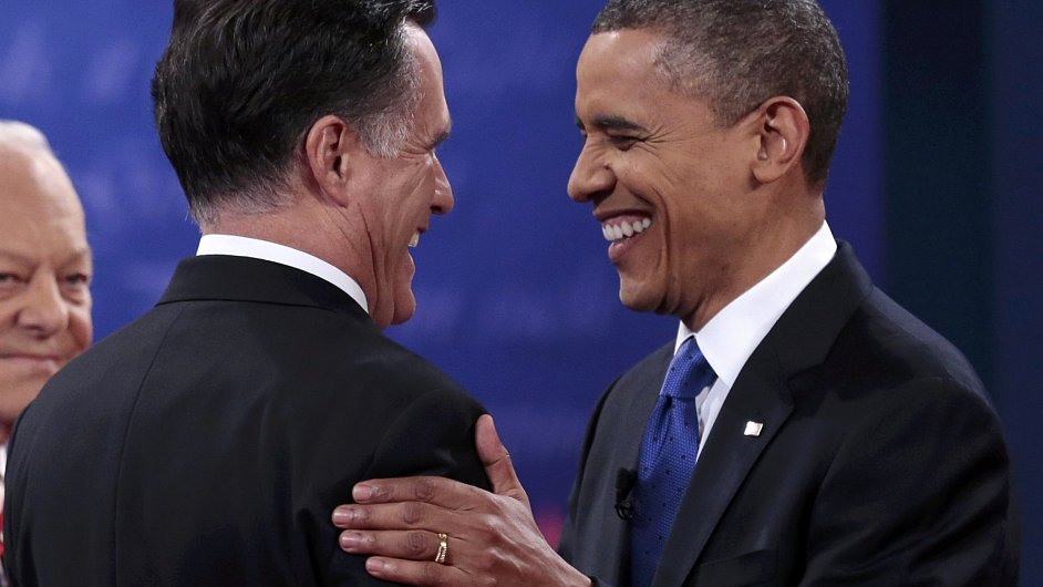 Barack Obama (vpravo) a Mitt Romney pi posledn pedvolebn debat