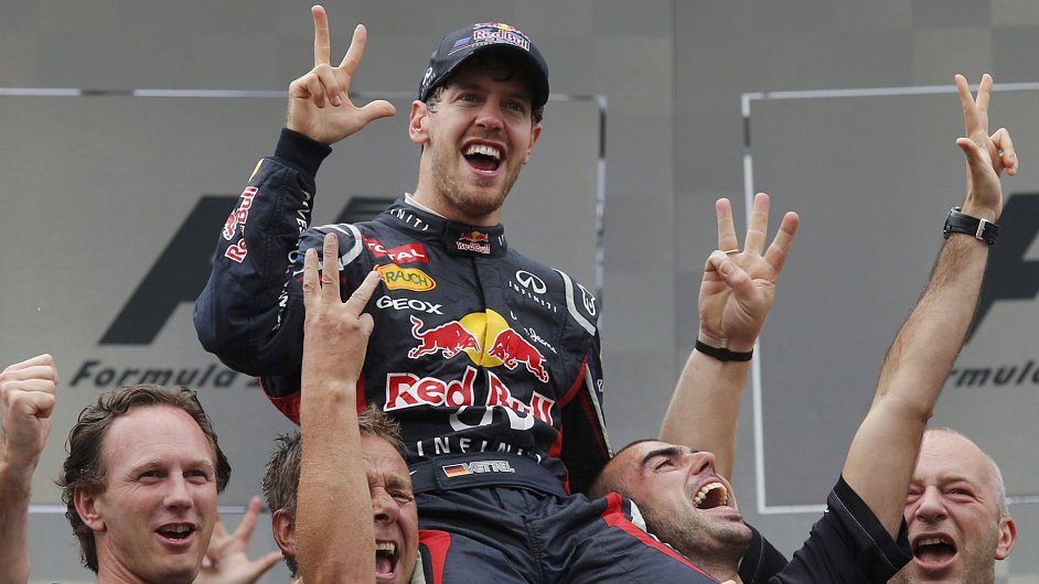 Sebastian Vettel nad hlavami svho tmu po GP Brazlie