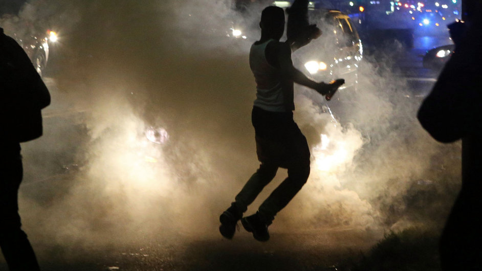 Policist ve Fergusonu v noci z nedle na pondl pouili v zsahu proti protestujcm slzn plyn