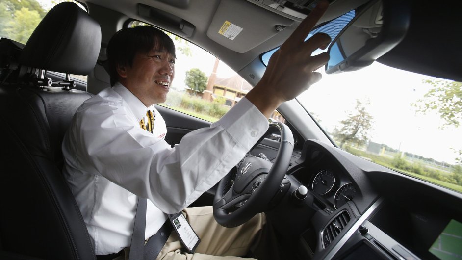 Kei Oshida z Hondy pedstavuje novou technologii v sedanu Acura RLX.
