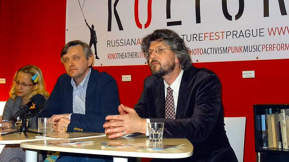 Uprosted reisr Sergej Loznica, vpravo poadatel festivalu Kulturus Anton Litvin