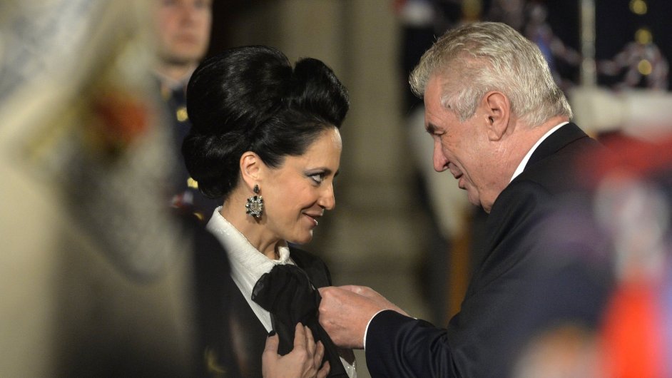 V minulém roce prezident Miloš Zeman udìlil státní vyznamenání Lucii Bílé.