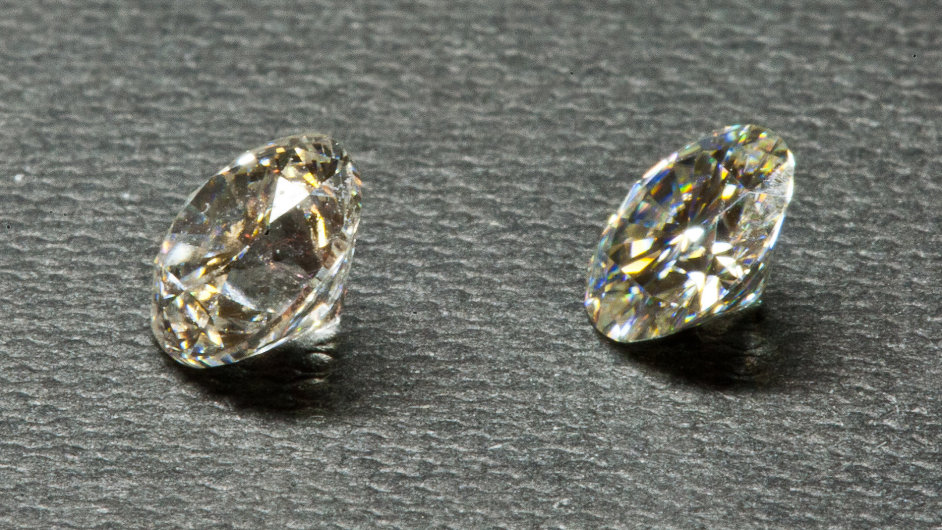 Diamant (vlevo) a nhraka zvan moissanit nejsou na prvn pohled k rozeznn.