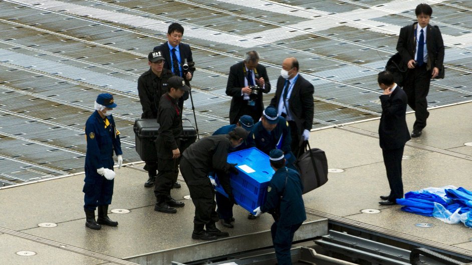 Na stee adu japonskho premira pistl radioaktivn dron. Vyetovatel ho zabalili do krabice a odnesli na testy.