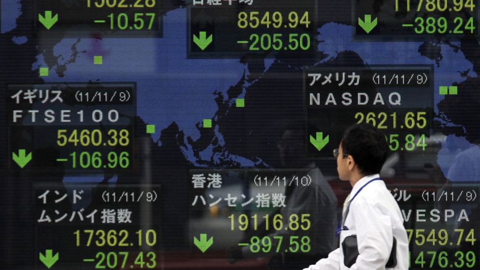 Makl v Tokiu sleduje vvoj na hlavnch finannch trzch na ob obrazovce.