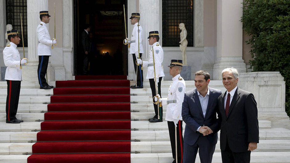 Rakousk socilndemokratick kancl Werner Faymann (vpravo) pijel jet na posledn chvli vera do Atn podpoit levicovho eckho premira Alexise Tsiprase (vlevo).