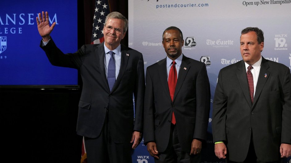 Republiknt kandidti na prvnm Presidential Forum v Manchesteru: Jeb Bush (vlevo), Ben Carson a Chris Christie.