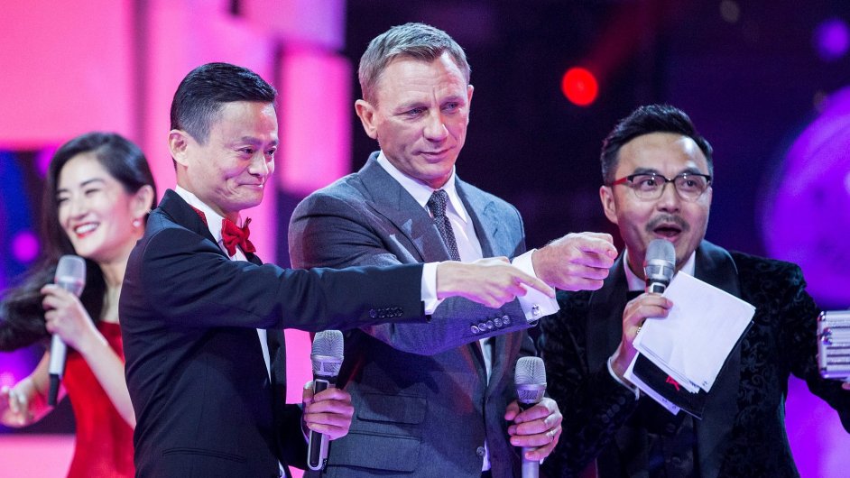 Zakladatel nejvtho internetovho obchodu na nskm trhu Jack Ma (vlevo) s pedstavitelem Jamese Bonda Danielem Craigem.