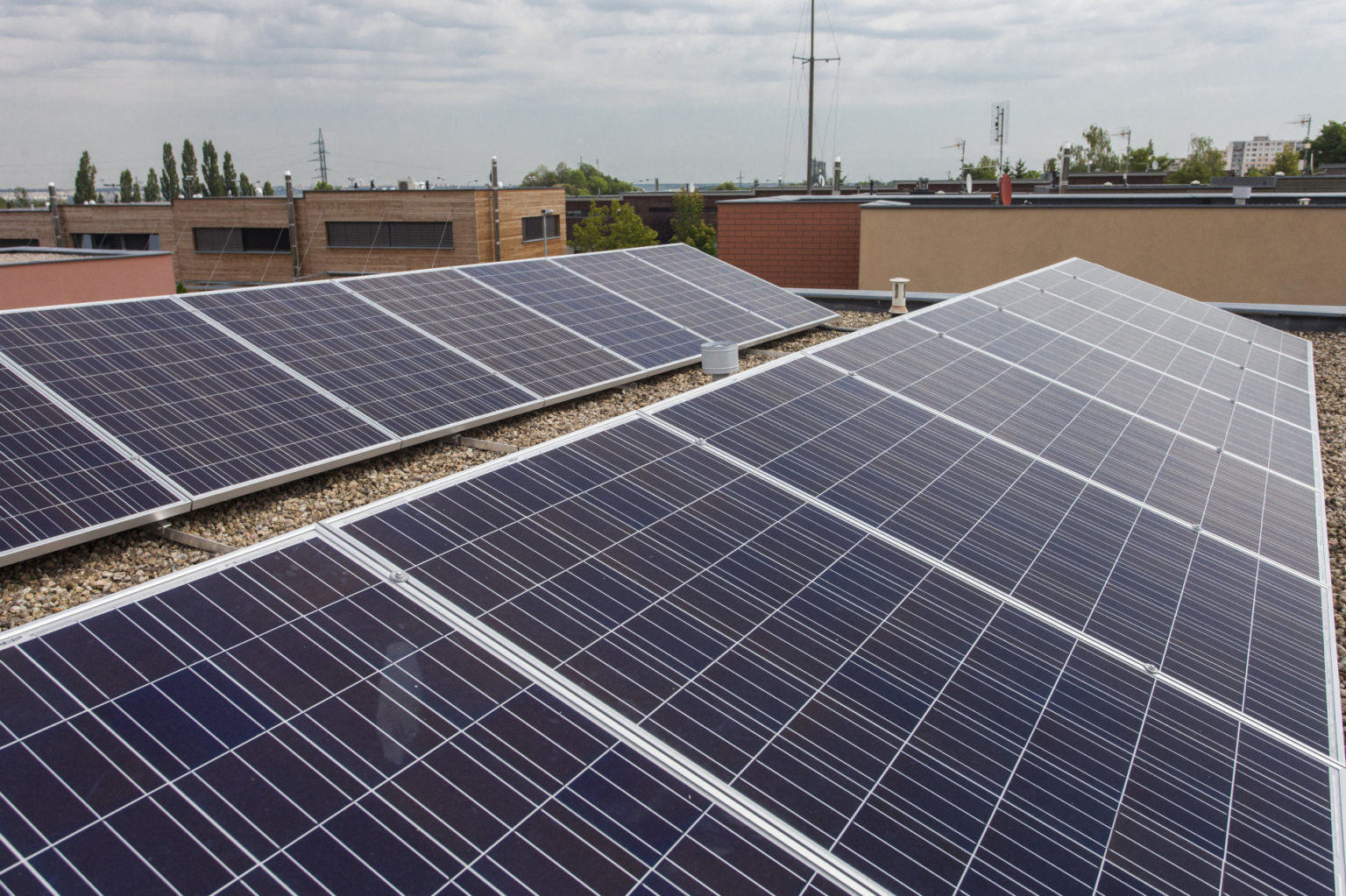 V esku se v poslednch letech stav pouze ty nejmen solrn elektrrny na stechch dom
