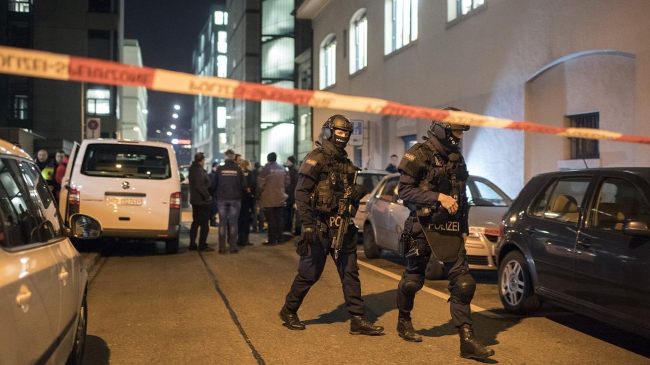 Policie pøed islámským centrem v Curychu.
