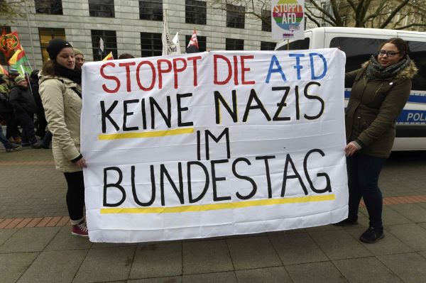 Demonstranti se sna�ili blokovat vjezdy na sjezd AfD.