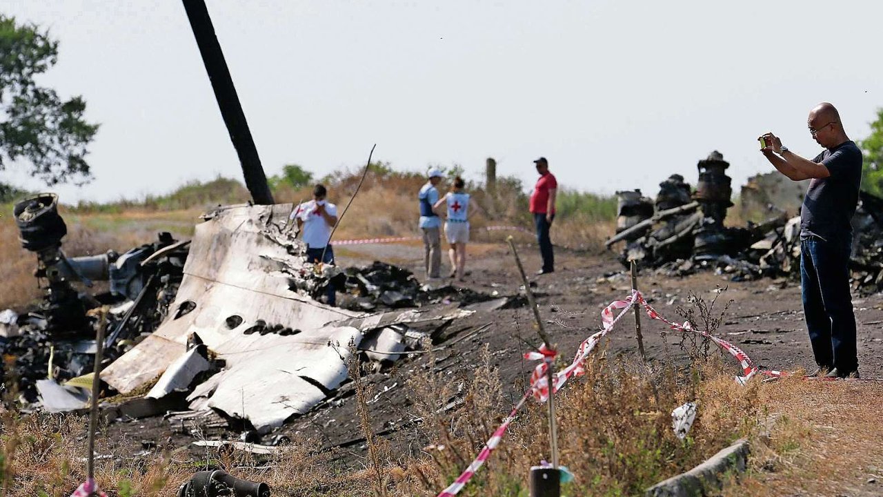 Mezinrodn tm vyetovatel stle analyzuje trosky letu MH17 sestelenho nad Donbasem.