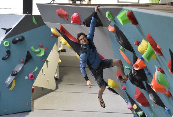 Lezec Adam Ondra otevřel 11. ledna 2019 v Brně nové lezecké centrum Hangar.