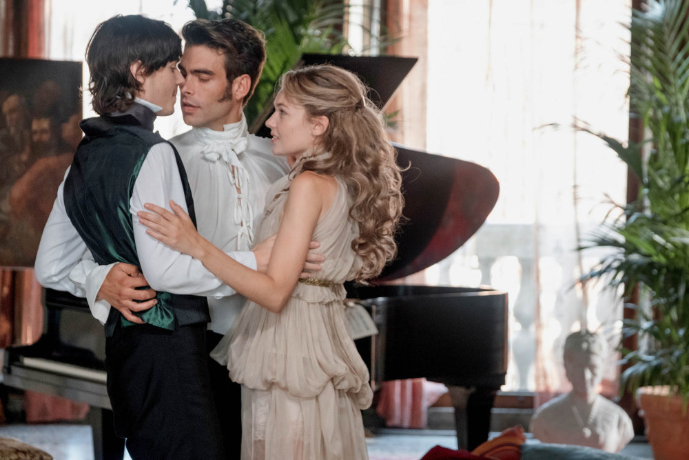 Milostný trojúhelník ve filmu tvoří herci Nicolas Hau (vlevo), Jon Kortajarena a Alice Aufreyová.