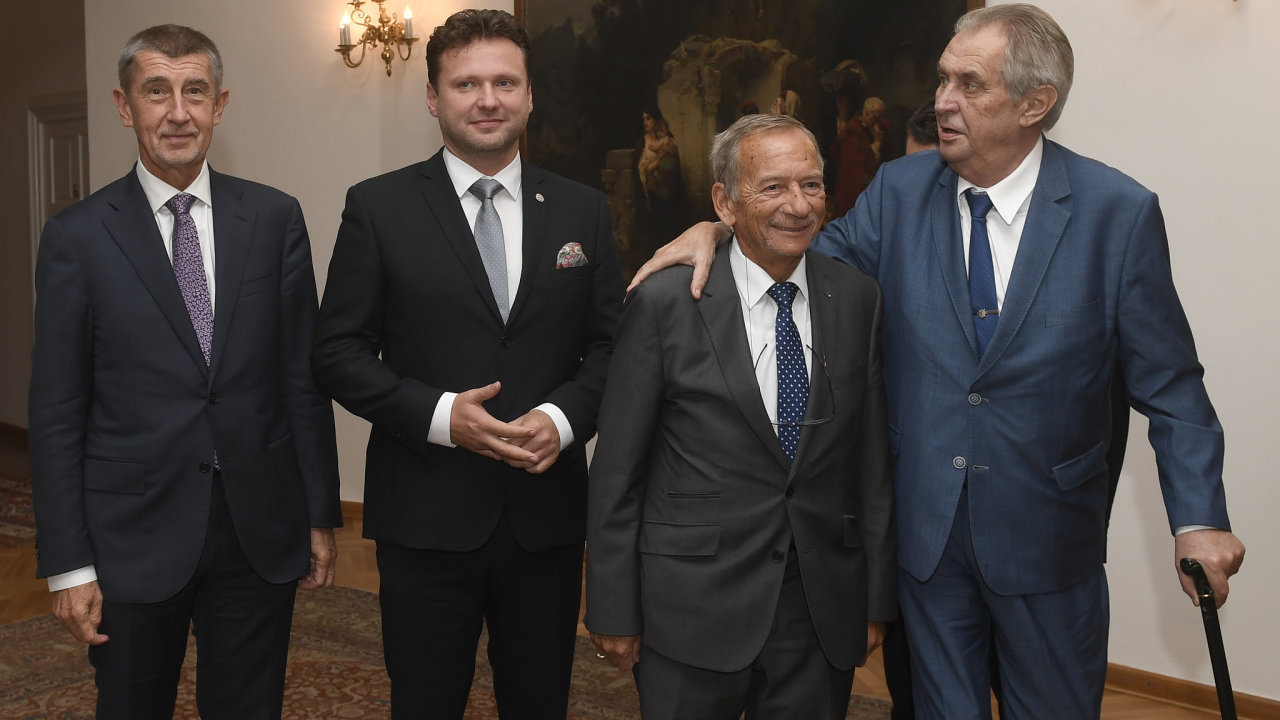 Zleva premir Andrej Babi (ANO), pedseda snmovny Radek Vondrek (ANO), pedseda Sentu Jaroslav Kubera (ODS) a prezident Milo Zeman.