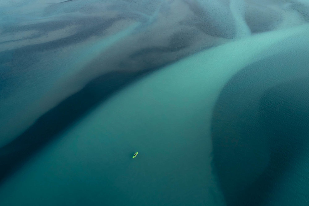Na fotce Jana Kasla sjíždí Vavřinec Hradilek ledovcovou řeku na Islandu.