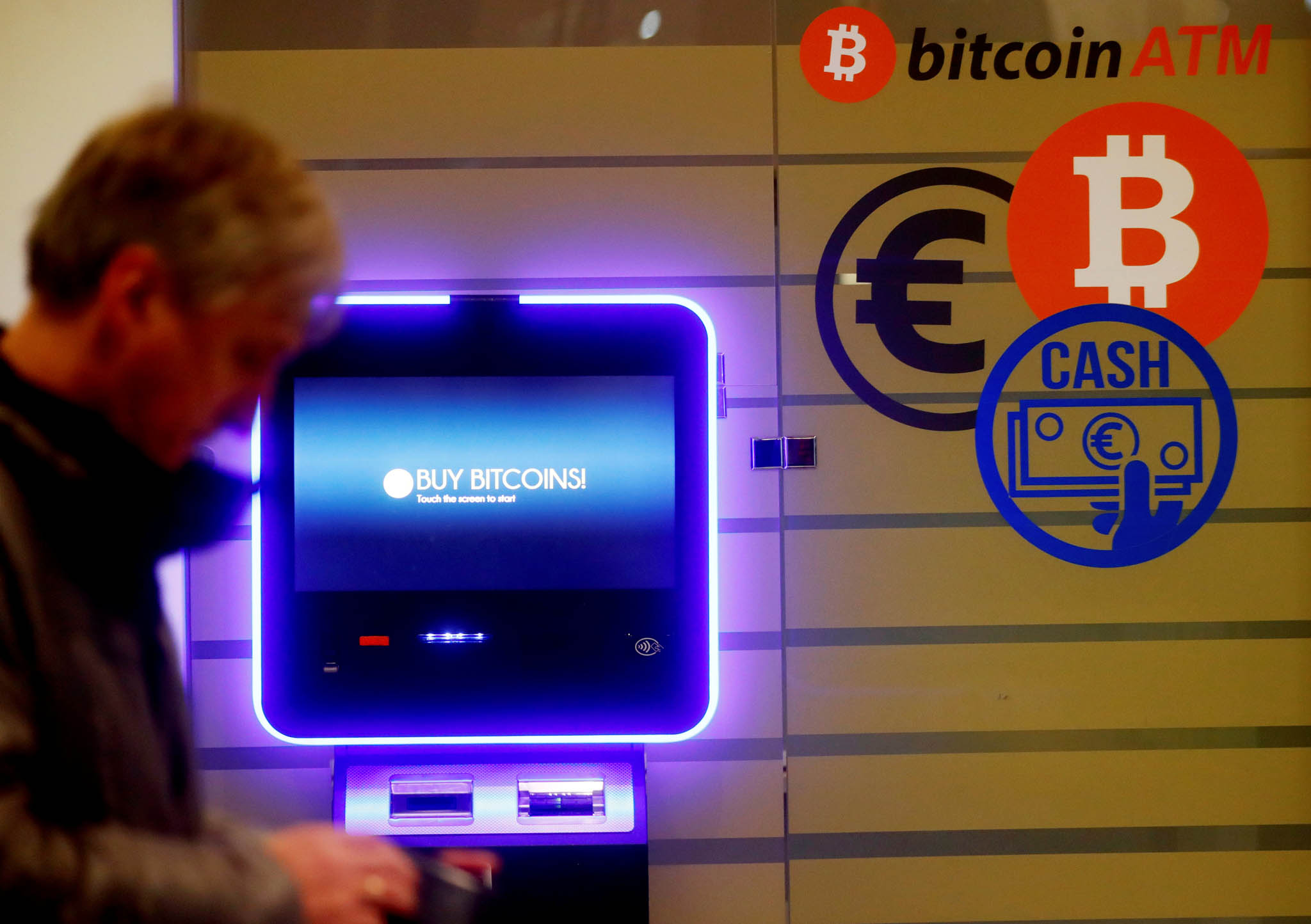 Bitcoin znovu míří k rekordům. Po malých investorech mu začali věřit i  velcí hráči | Hospodářské noviny (HN.cz)