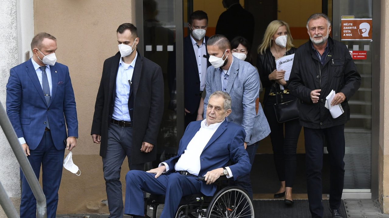 Prezident Milo Zeman bhem loskho pevozu do nemocnice.