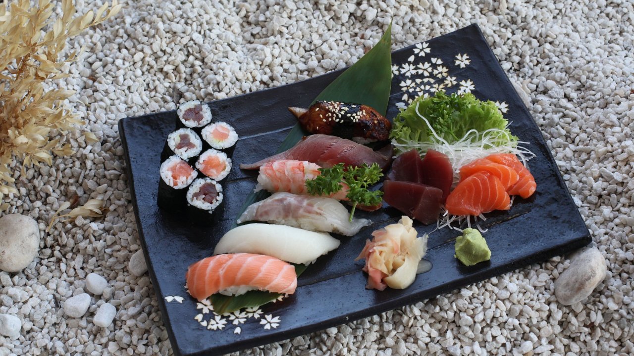 Mash Hana set: Japonsk trojboj sashimi, nigiri a maki, doplnn nakldanm zzvorem a wasabi