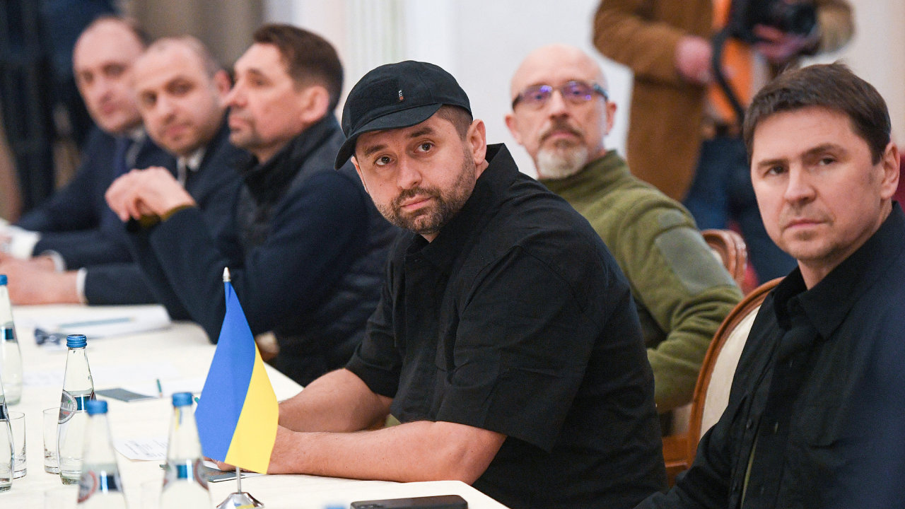 Vyslanci ukrajinskho prezidenta Volodymyra Zelenskho se sna vyjednat ukonen vlky s Ruskem: David Arachamija (v epici), Oleksij Reznikov a Mychajlo Podoljak (zcela vpravo).