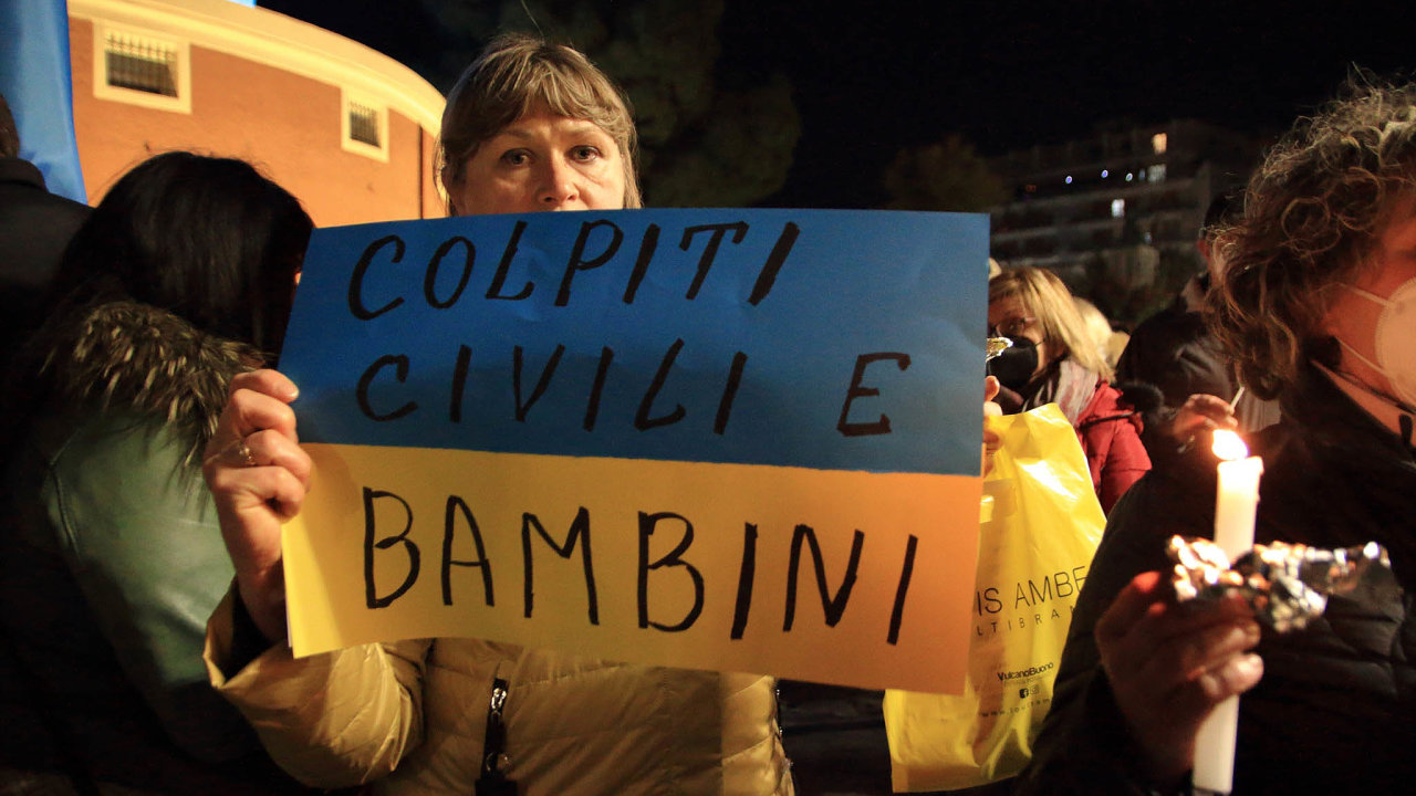 Snímek zachycuje ženu protestující v italském městě Angri proti ruské invazi na Ukrajinu.