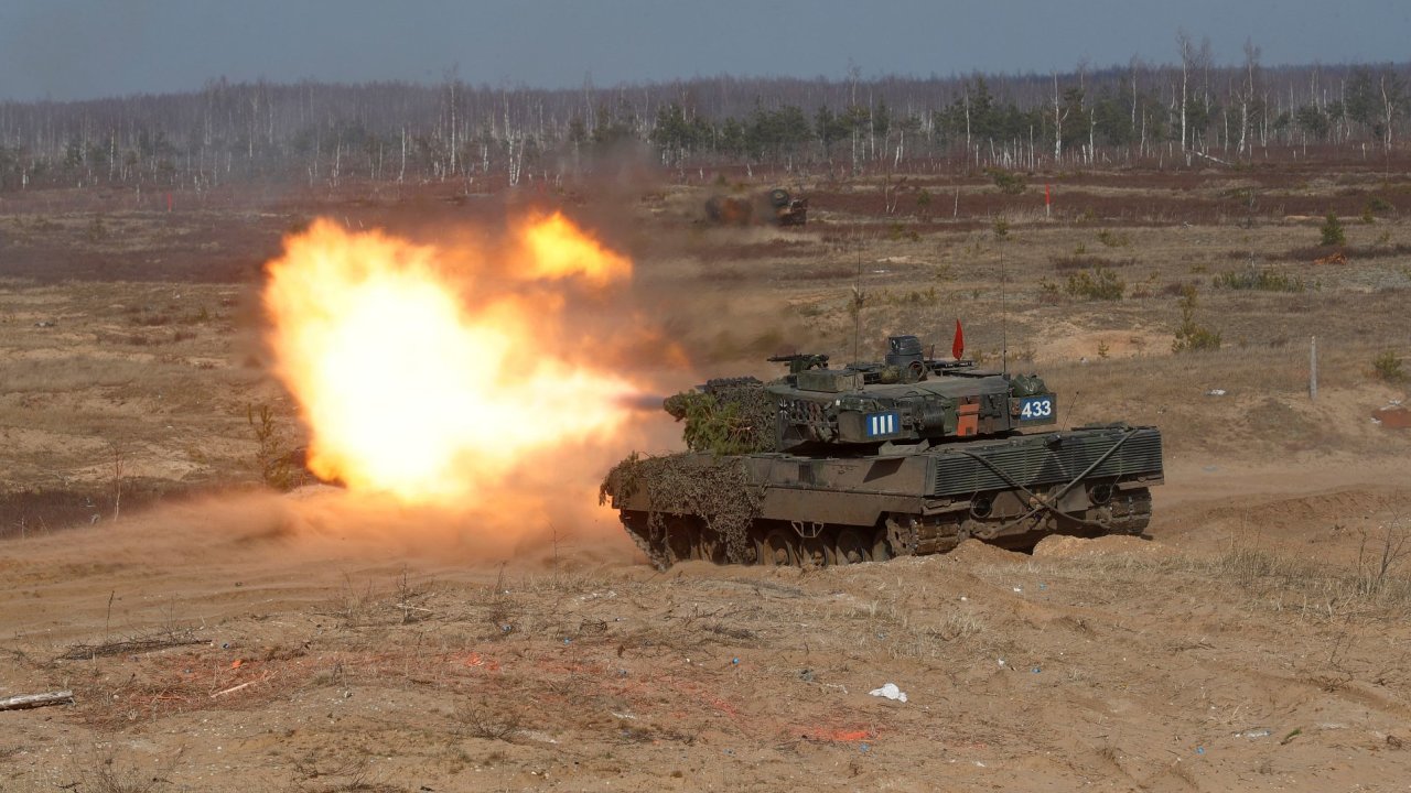 Nìmecký tank Leopard 2 bìhem cvièení NATO v roce 2021.