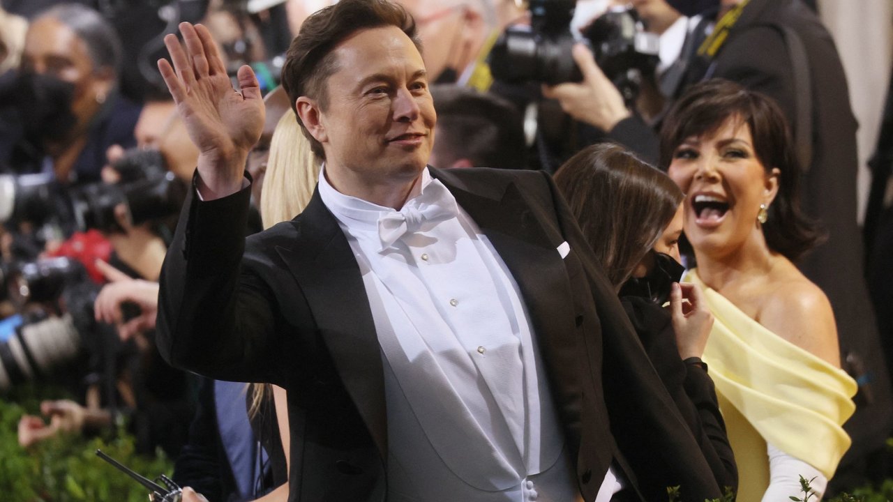 Elon Musk zbohatl díky dùvìøe lidí. Co když o ni pøijde?
