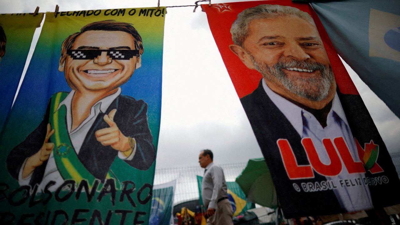 V prezidentských volbách proti sobì stojí stávající hlava státu Jair Bolsonaro a exprezident Luiz Inácio Lula da Silva