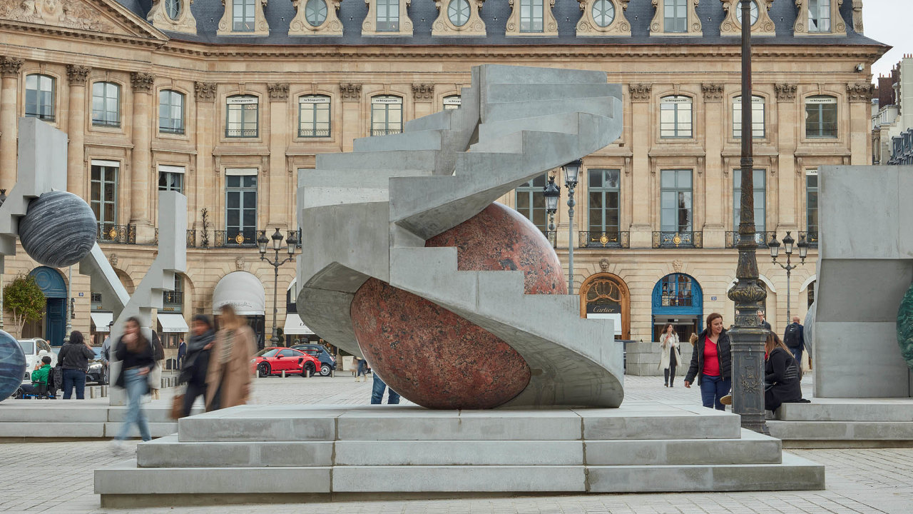 Instalace polsk� socha�ky Alicji Kwade na PARIS+ per Art Basel 2022
