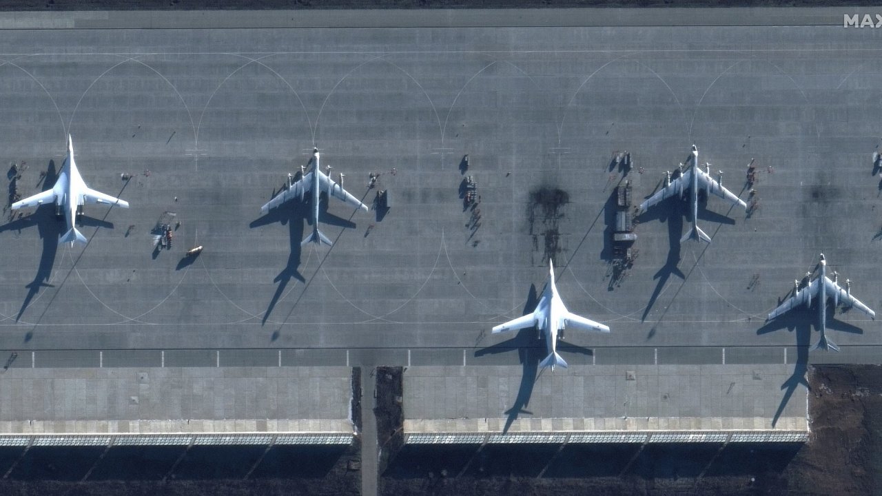 Ruské bombardéry na letišti v Engelsu.