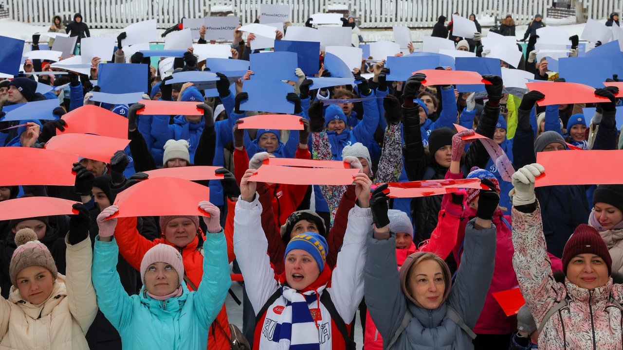 Rusové s transparenty v barvách vlajky.