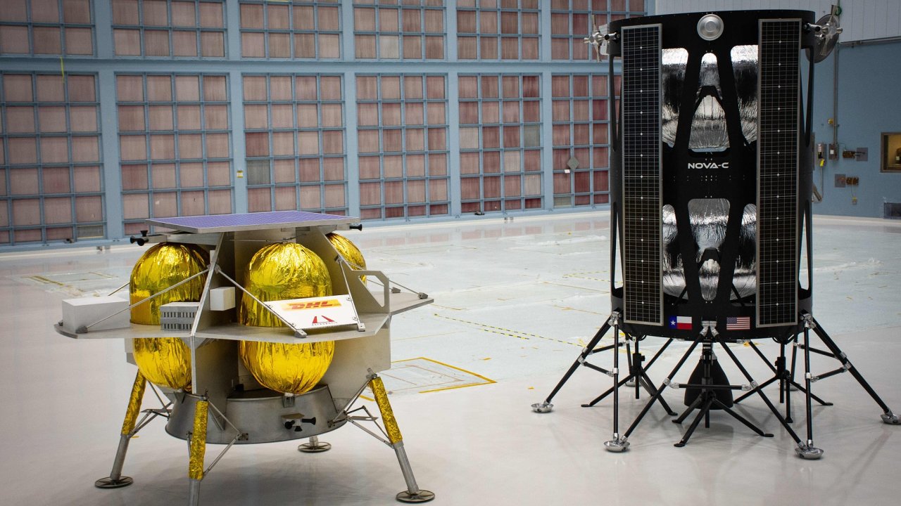 Msn pistvac moduly Nova-C spolenosti Intuitive Machines (vpravo) aPeregrine od firmy Astrobotic Technology, kter NASA vybrala pro dopravu svch zazen napovrch Msce.
